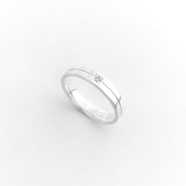 Aliança com Risco Cravejada com Zircônia