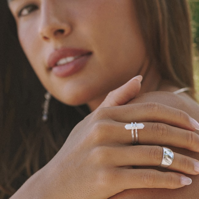 Anel Ajustável com Calcedônia Branca