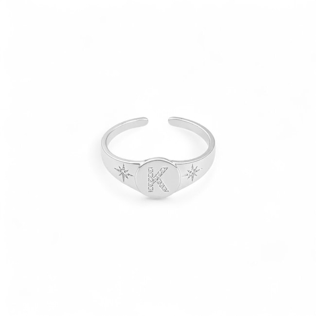 ANEL AJUSTÁVEL COM LETRA K CRAVEJADA DE ZIRCÔNIA CRISTAL