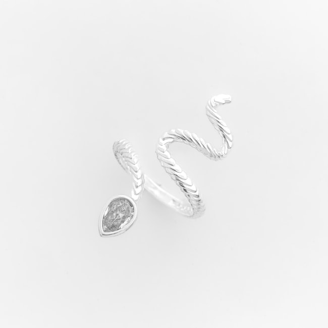 Anel Ajustável em Formato de Serpente com Zircônia 