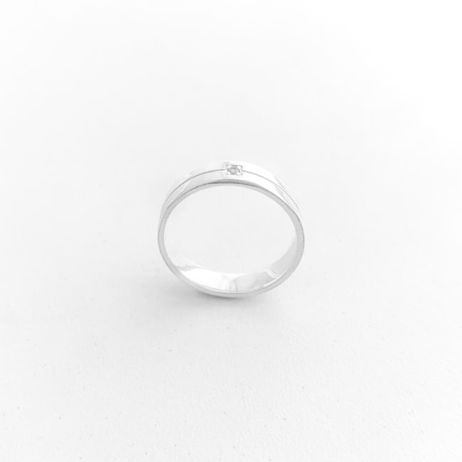 Anel Aliança com Risco Cravejada com Zircônia