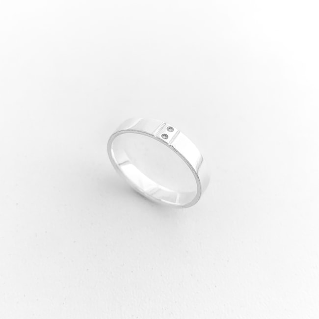 Anel Aliança Cravejada com Duas Zircônias