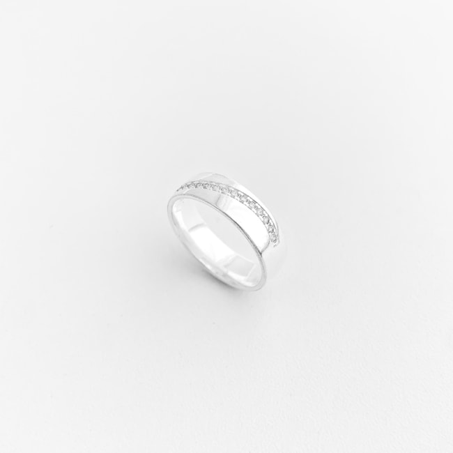 Anel Aliança Cravejada com Zircônias Brancas