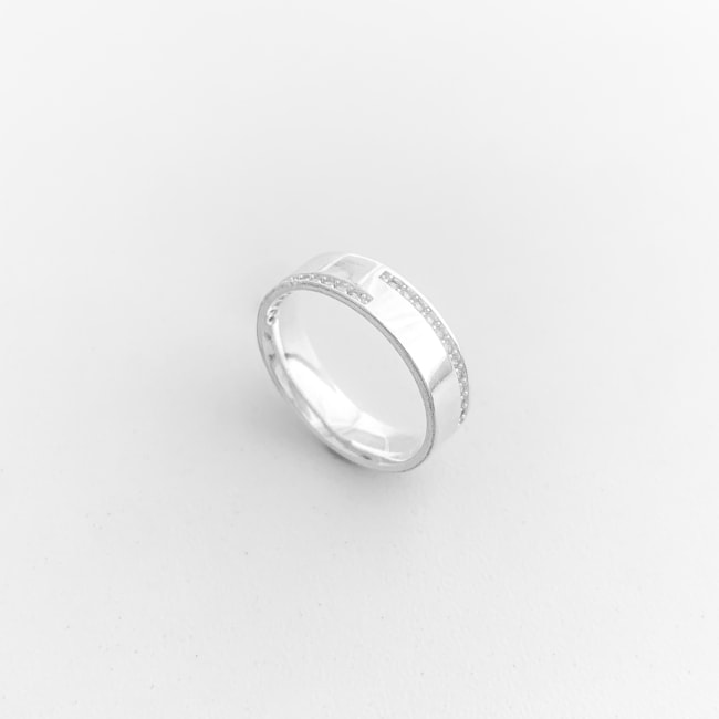 Anel Aliança Cravejado com Zircônias 