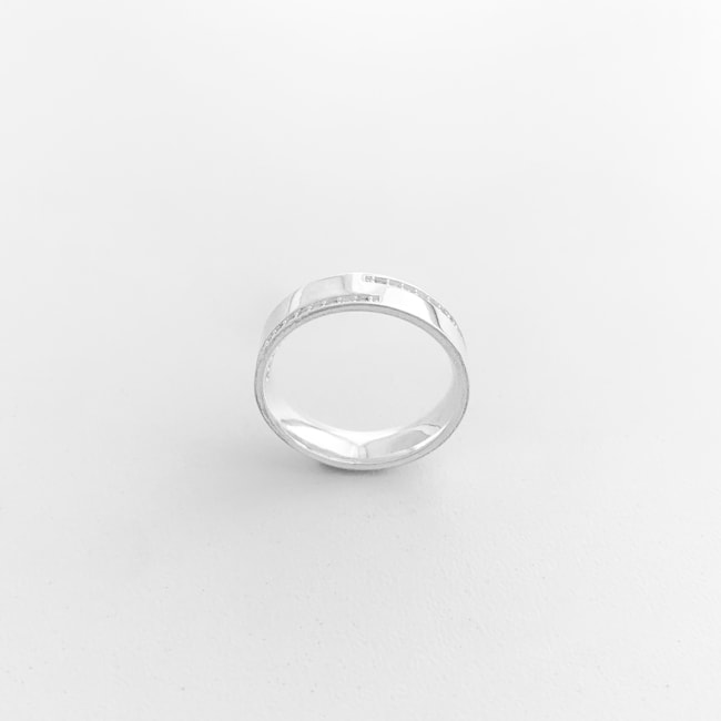 Anel Aliança Cravejado com Zircônias 