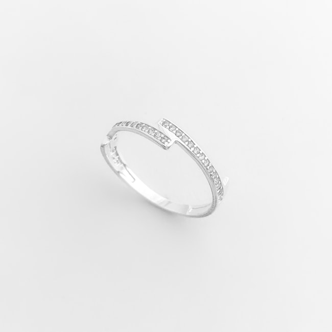 Anel Aparador com Aro Sobreposto Cravejado de Zircônias