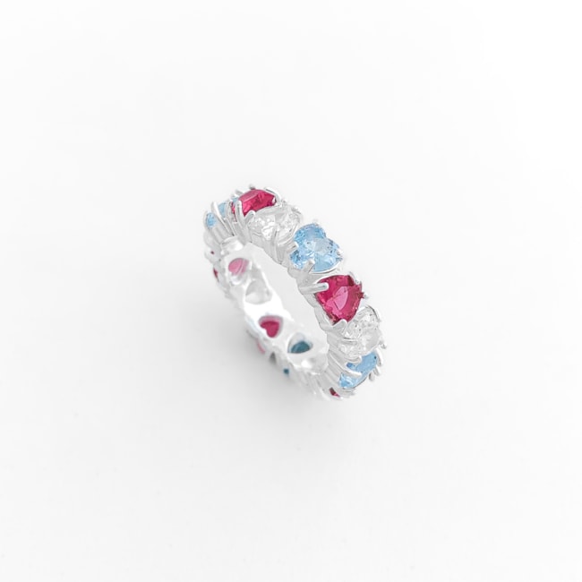 Anel Aparador com Corações de Zircônias Coloridas