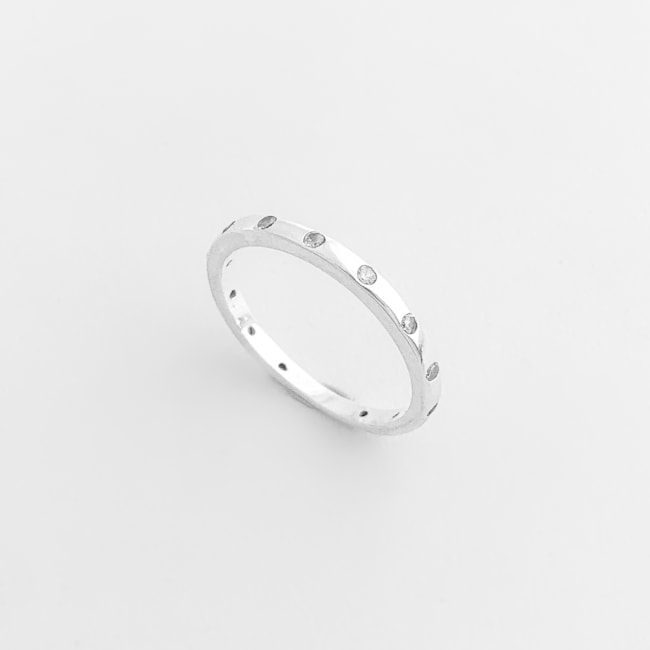 Anel Aparador Liso Cravejado com Zircônias