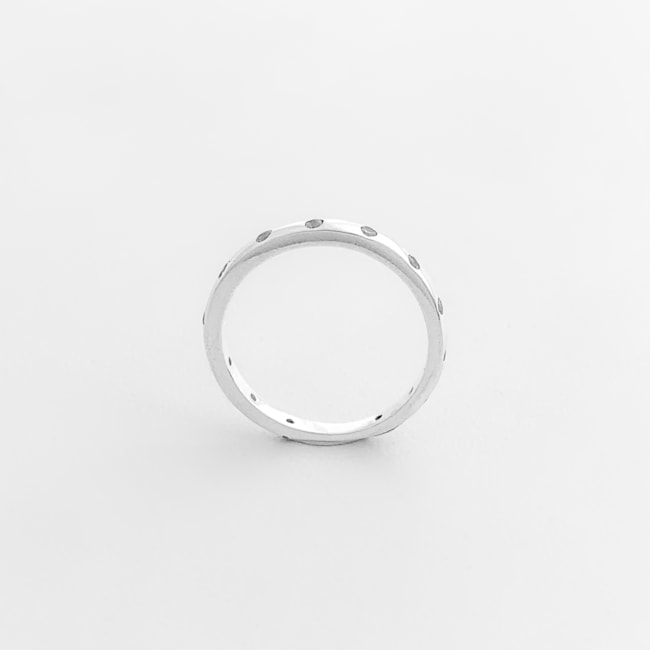 Anel Aparador Liso Cravejado com Zircônias