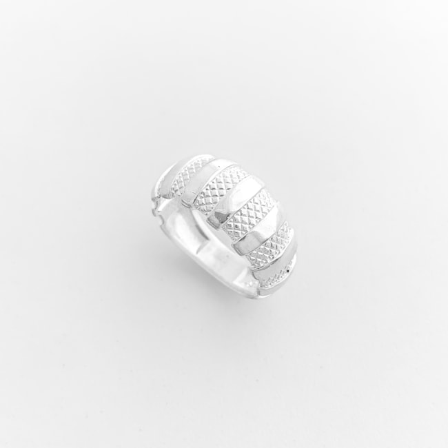 Anel Aro Abaulado com Gomos Lisos e com Detalhes 