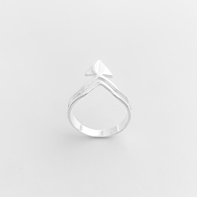 Anel Aro Duplo em V com Triângulo Liso na Ponta 