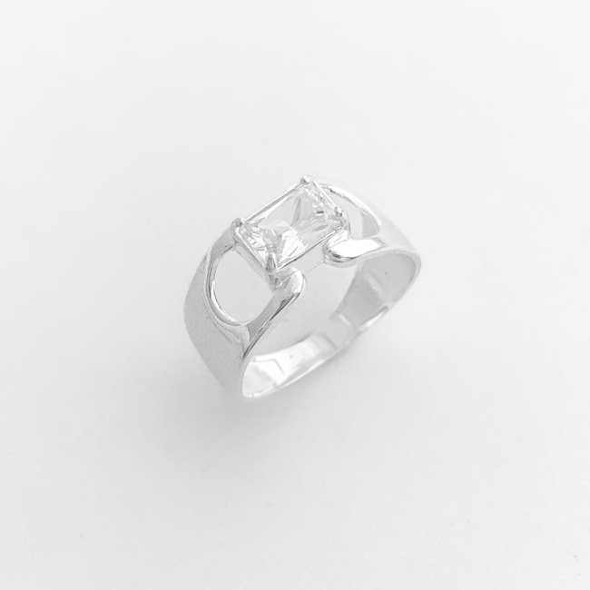 Anel Aro Largo com Zircônia Quadrada no Centro Vazado nas Laterais 