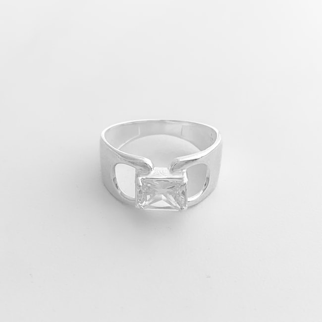 Anel Aro Largo com Zircônia Quadrada no Centro Vazado nas Laterais 