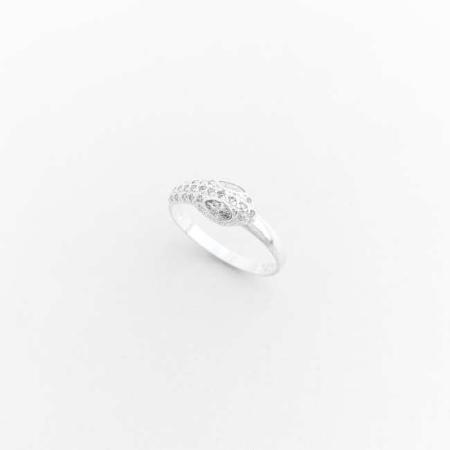 Anel Aro Liso com Cabeça de Serpente Cravejada