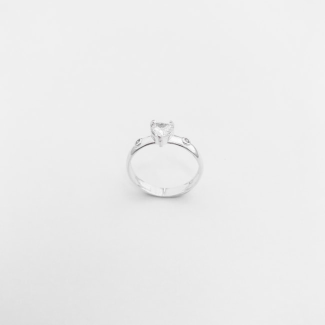 Anel Aro Liso com Duas Zircônias e Coração no Centro