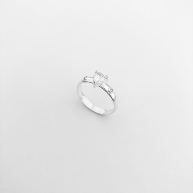 Anel Aro Liso com Duas Zircônias e Coração no Centro