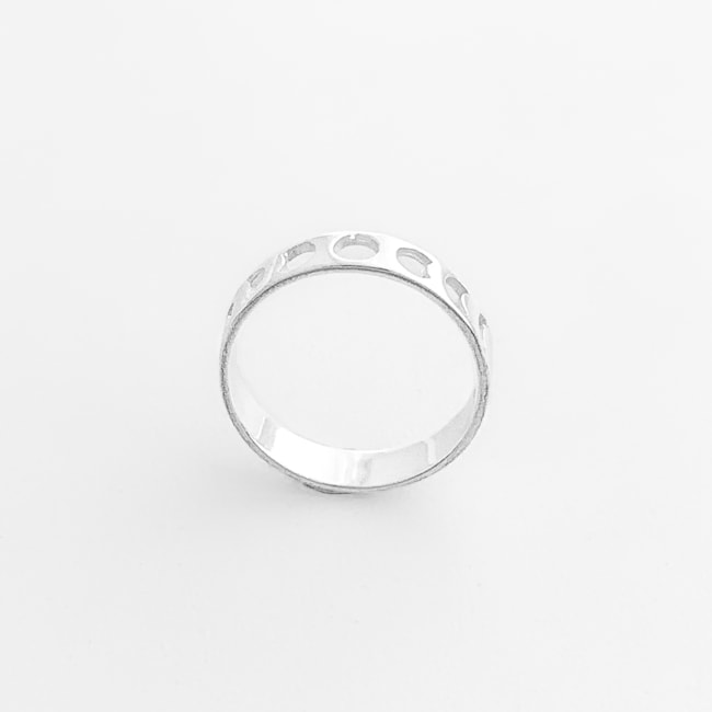 Anel Aro Liso com Fases da Lua Vazada