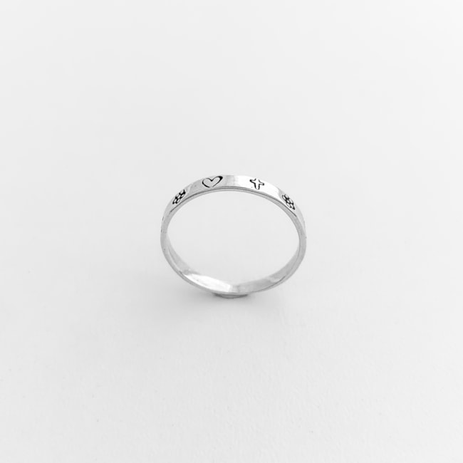 Anel Aro Liso com Flor, Coração e Cruz