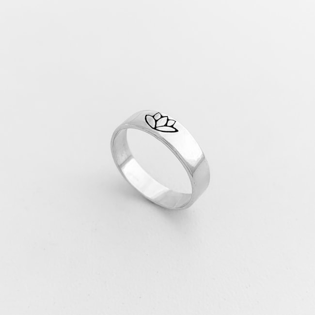 Anel Aro Liso com Flor de Lótus