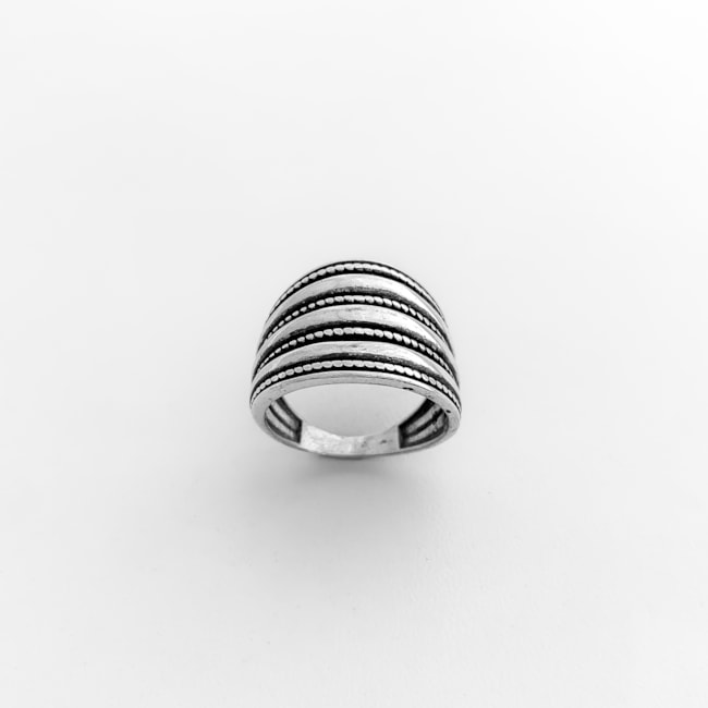 Anel Boho Envelhecido Aro Largo com Detalhes Abaulados