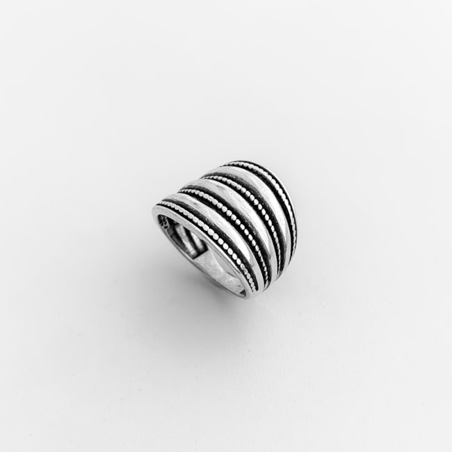 Anel Boho Envelhecido Aro Largo com Detalhes Abaulados