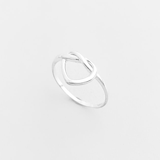 Anel Branco com Nó em Formato de Coração 