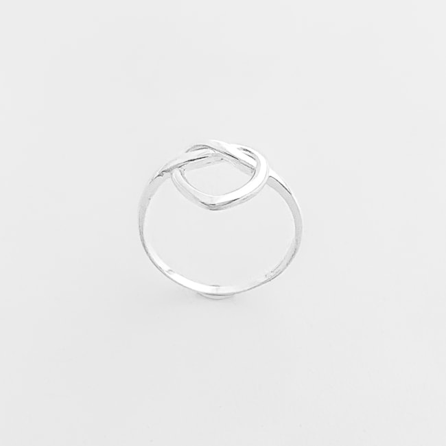 Anel Branco com Nó em Formato de Coração 