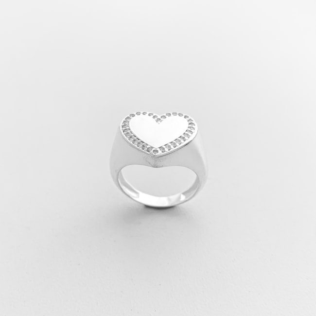 Anel Branco de Coração com Contorno Cravejado