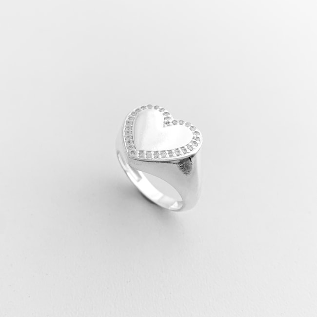 Anel Branco de Coração com Contorno Cravejado