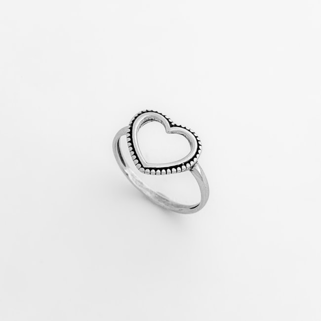 Anel com Coração Vazado de Bolinhas 