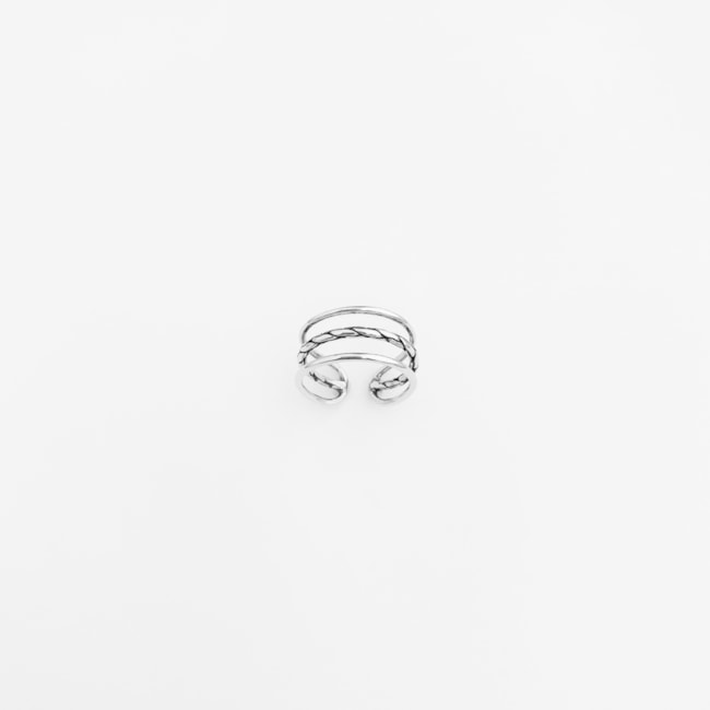 Anel com Dois Aros Lisos e Um Aro com Detalhe de Corda Ajustável 