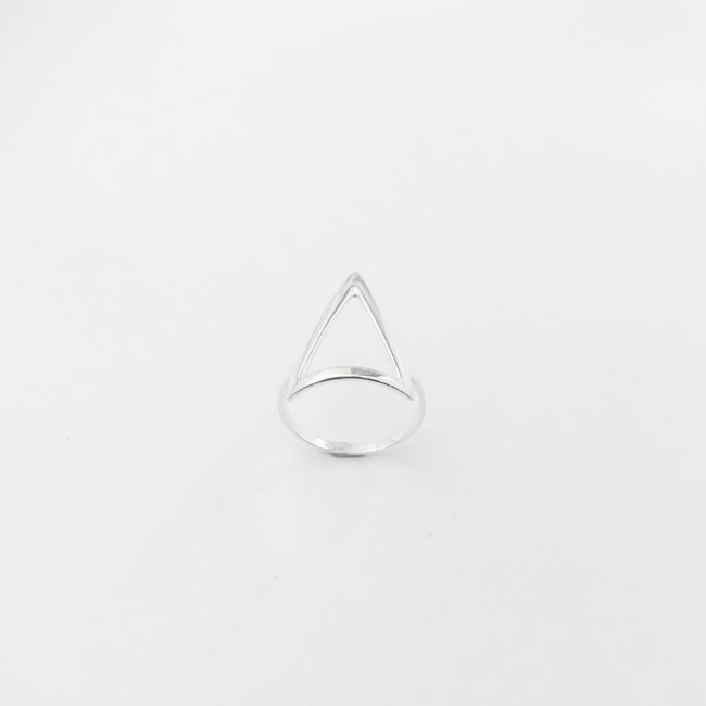 Anel com Formato de Triângulo Médio Liso Vazado 