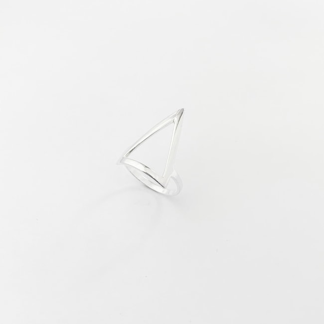 Anel com Formato de Triângulo Médio Liso Vazado 
