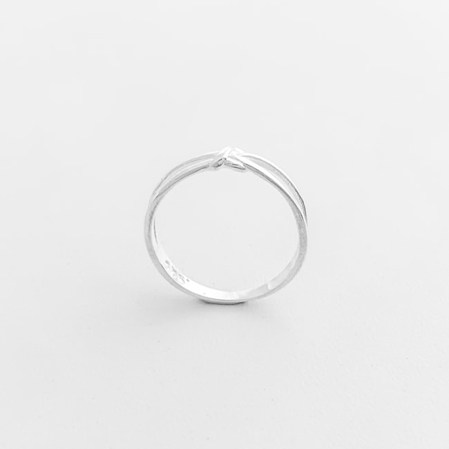 Anel com Nó Vazado nas Laterais 