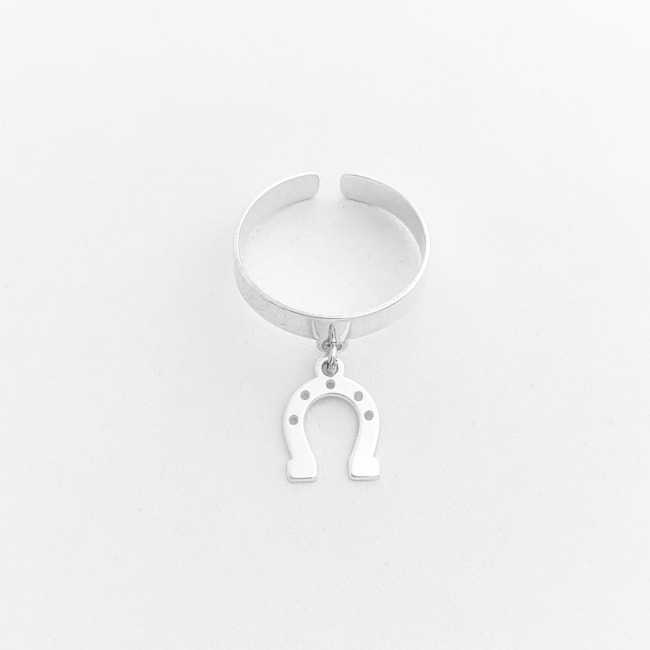 Anel com Pingente de Ferradura Ajustável 