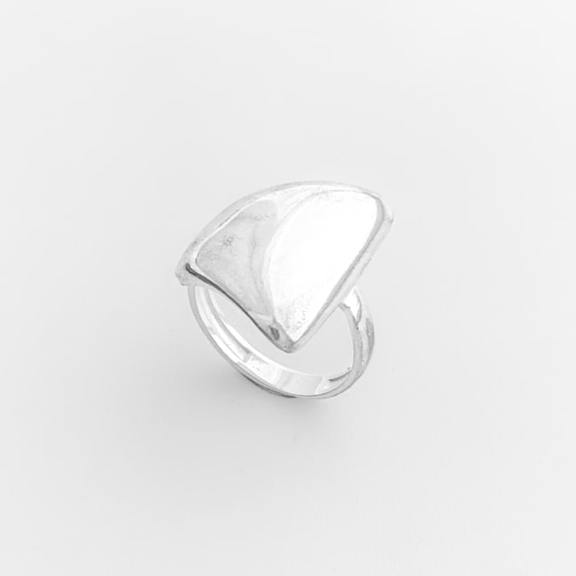 Anel com Triângulo Abaulado Liso