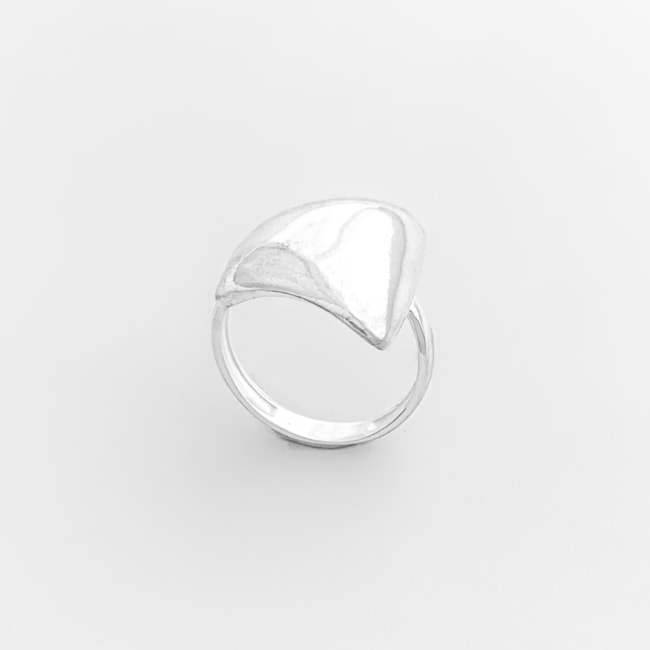 Anel com Triângulo Abaulado Liso