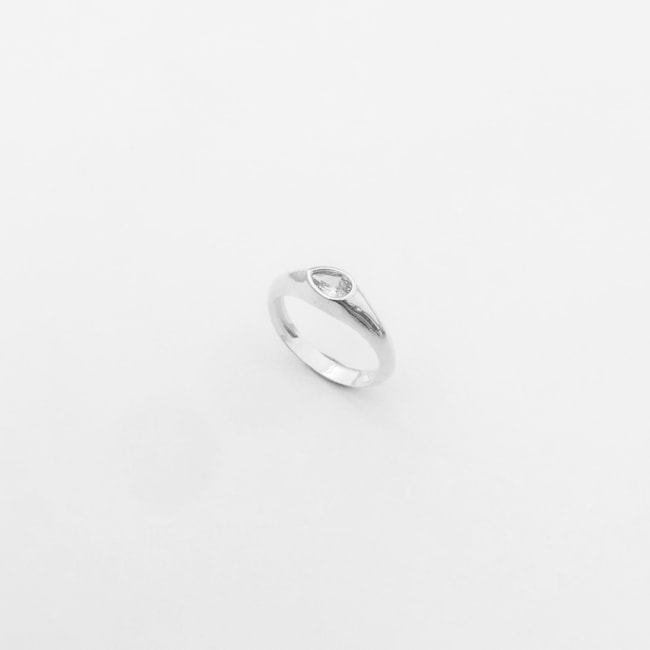 Anel com Zircônia em Formato de Gota Transparente
