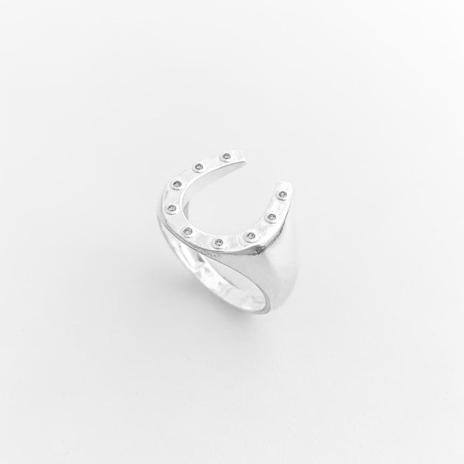 Anel de Ferradura Cravejado com Zircônia Cristal 