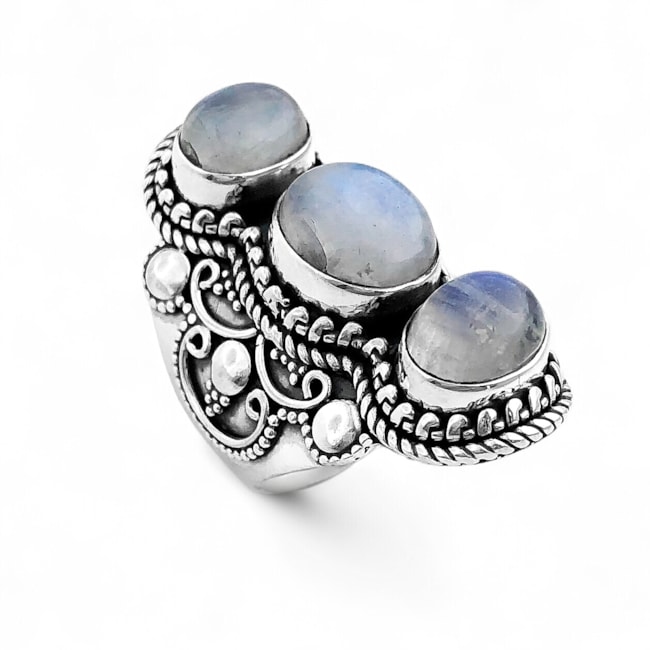 Anel de Pedra da Lua com Três Pedras em Formato Oval com Detalhes de Corda e Arabescos