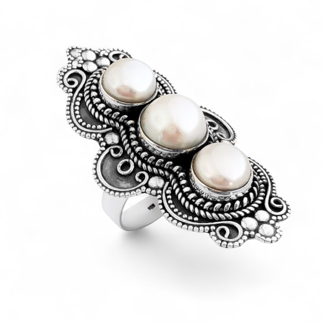 Anel de Pedra Pérola com Três Pedras em Formato de Gota e Oval com Detalhes em Arabescos