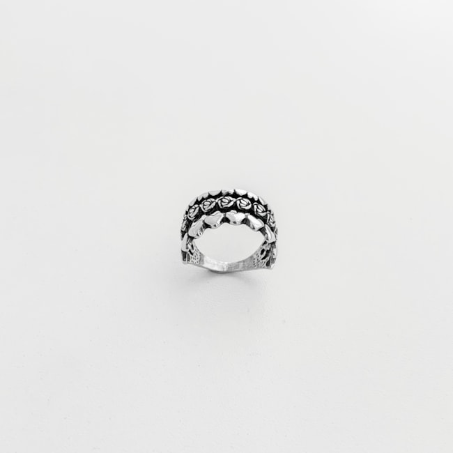 Anel Envelhecido com Meio Aro de Corações e Rosas