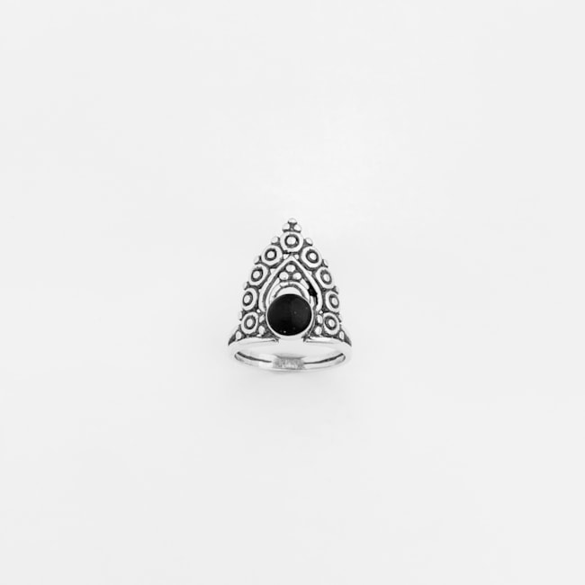Anel Envelhecido de Arabesco com Ônix Resinada