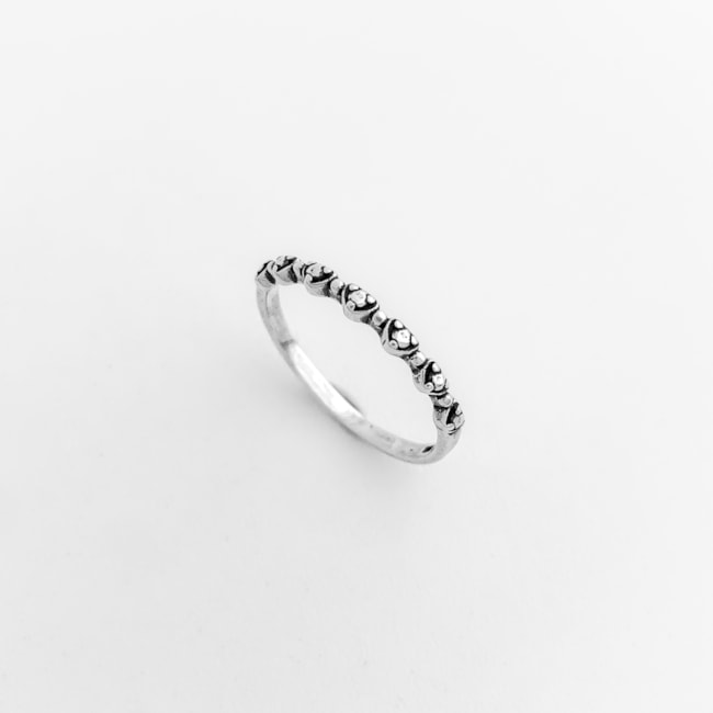 Anel Envelhecido de Aro com Corações Trabalhados