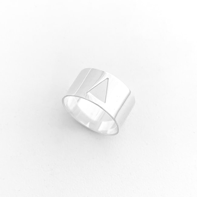 Anel Geométrico com Triângulo Vazado 