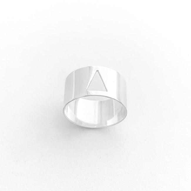 Anel Geométrico com Triângulo Vazado 