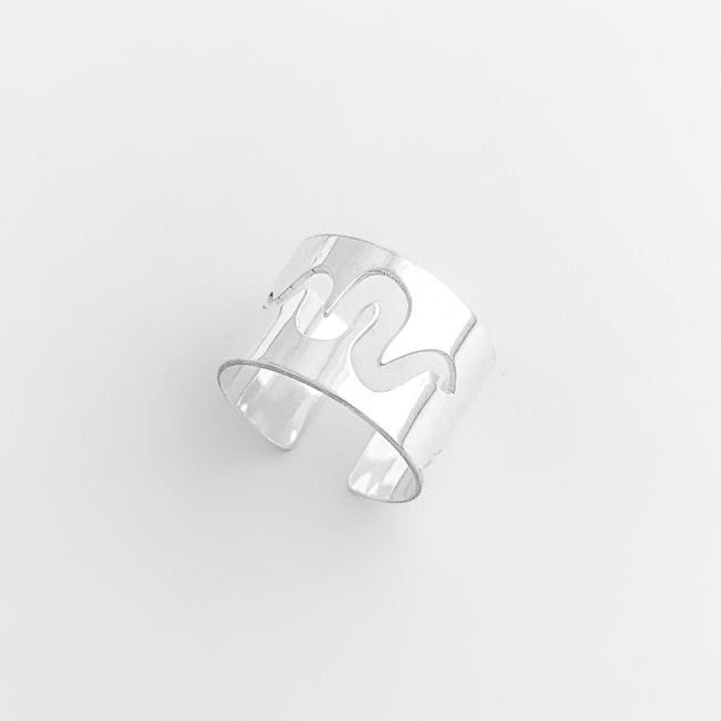 Anel Liso com Serpente Vazada Ajustável 