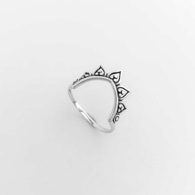 Anel Meio Arco de Flor Vazado 