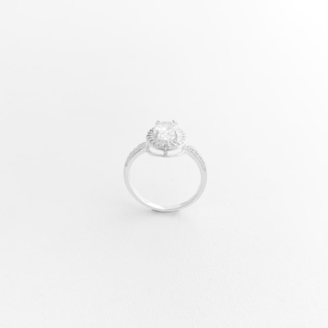 Anel Meio Aro Cravejado e Zircônia Cristal Oval no Centro