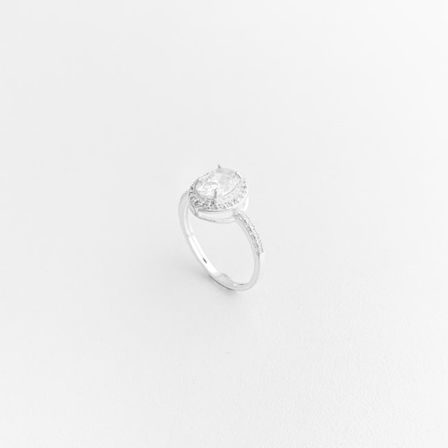Anel Meio Aro Cravejado e Zircônia Cristal Oval no Centro